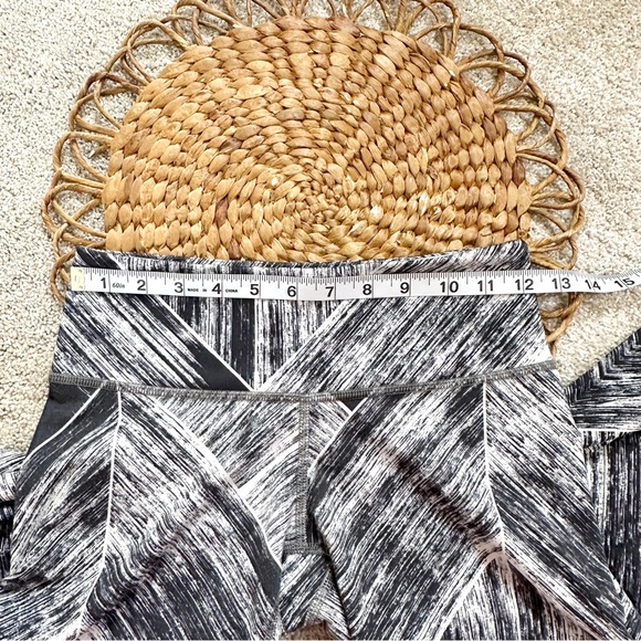 Lululemon Wunder Under Crop II Full-On Luon Heat Wave White Black Size 4 - Picture 11 of 13